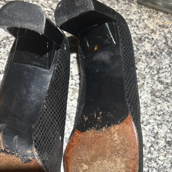 Stuart Weitzman womens Sz 9 black faux snakeskin fabric block heel pumps Vtg - Picture 5 of 13